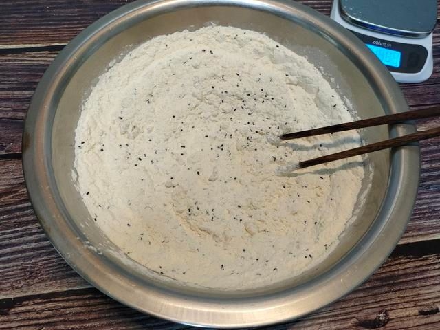 过年炸麻叶，想要酥脆好吃，记住“2不放”，又香又酥脆不回软
