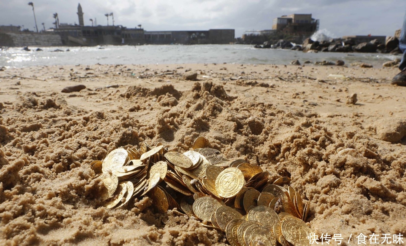 海底|几名潜水爱好者结伴下海游玩,因“海底金光”而收获大笔财富