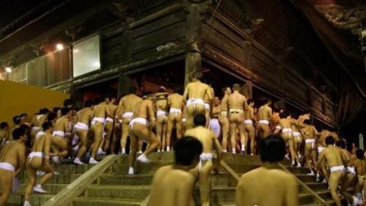 日本的 裸体节 的怎么回事 上万人赤身裸体聚在一起做活动 快资讯