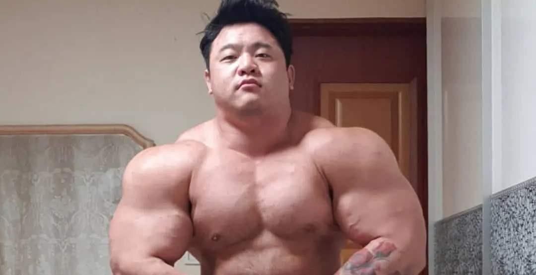 训练|肌肉男只爱练上半身,220斤体重比例很失常,训练不要顾此失彼