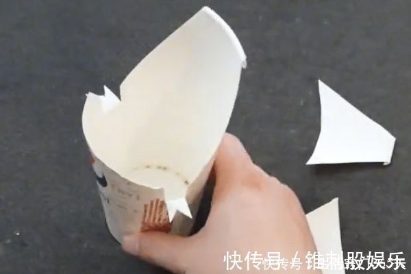 可乐|喝完的可乐杯子我再也不扔了,剪一剪放桌子上,10个人9个都需要