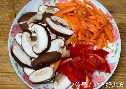 芹菜|素炒芹炒没味道?加入这个食材,不用肉不加调料,好吃到舔盘子