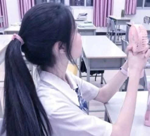 发际线 小仙女“发际线”上移,多因偏爱这“3发型”,难怪异性缘为0