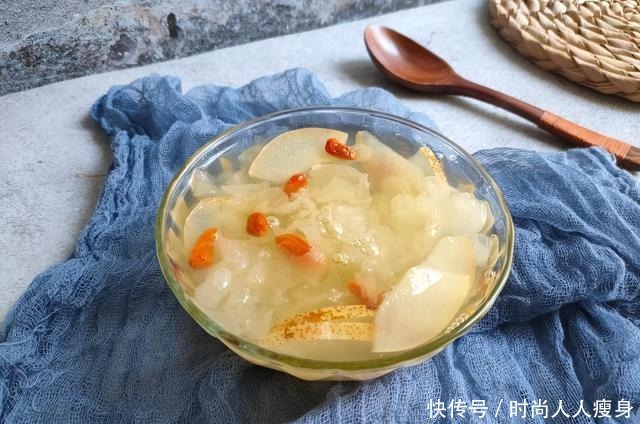 银耳秋梨汤|天气转凉,遇上这碱性水果别错过,煲汤喝润肺降燥,现在正当季