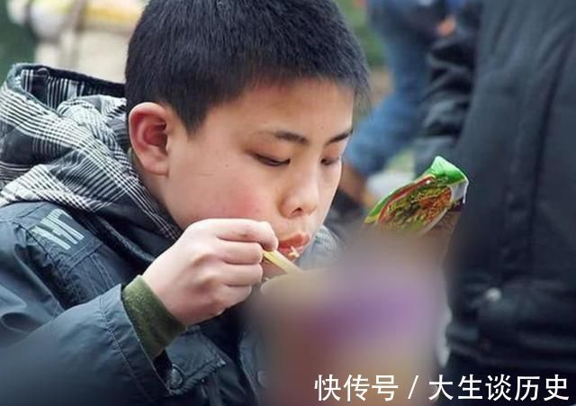 丽丽|我们的孩子正在被“催熟”，这些黑名单零食，家长们尽量别买
