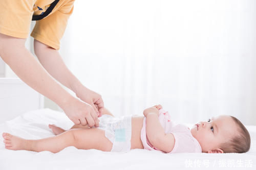 育儿观|一岁萌娃被奶奶打扮成“老太太”，纸尿裤外穿裹头巾，土味又暖心