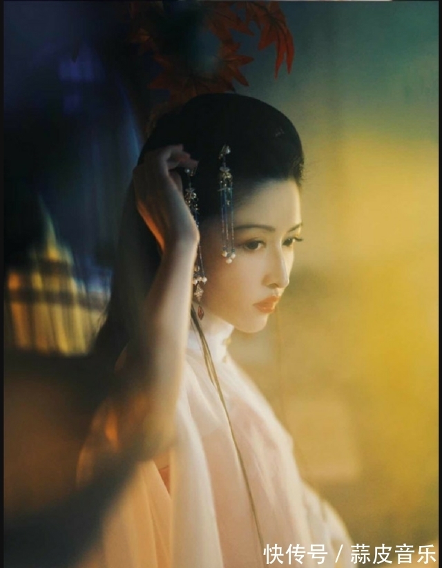 遑遑$面对红颜祸水的的指责,她用一首诗,痛骂了所有软骨的男人