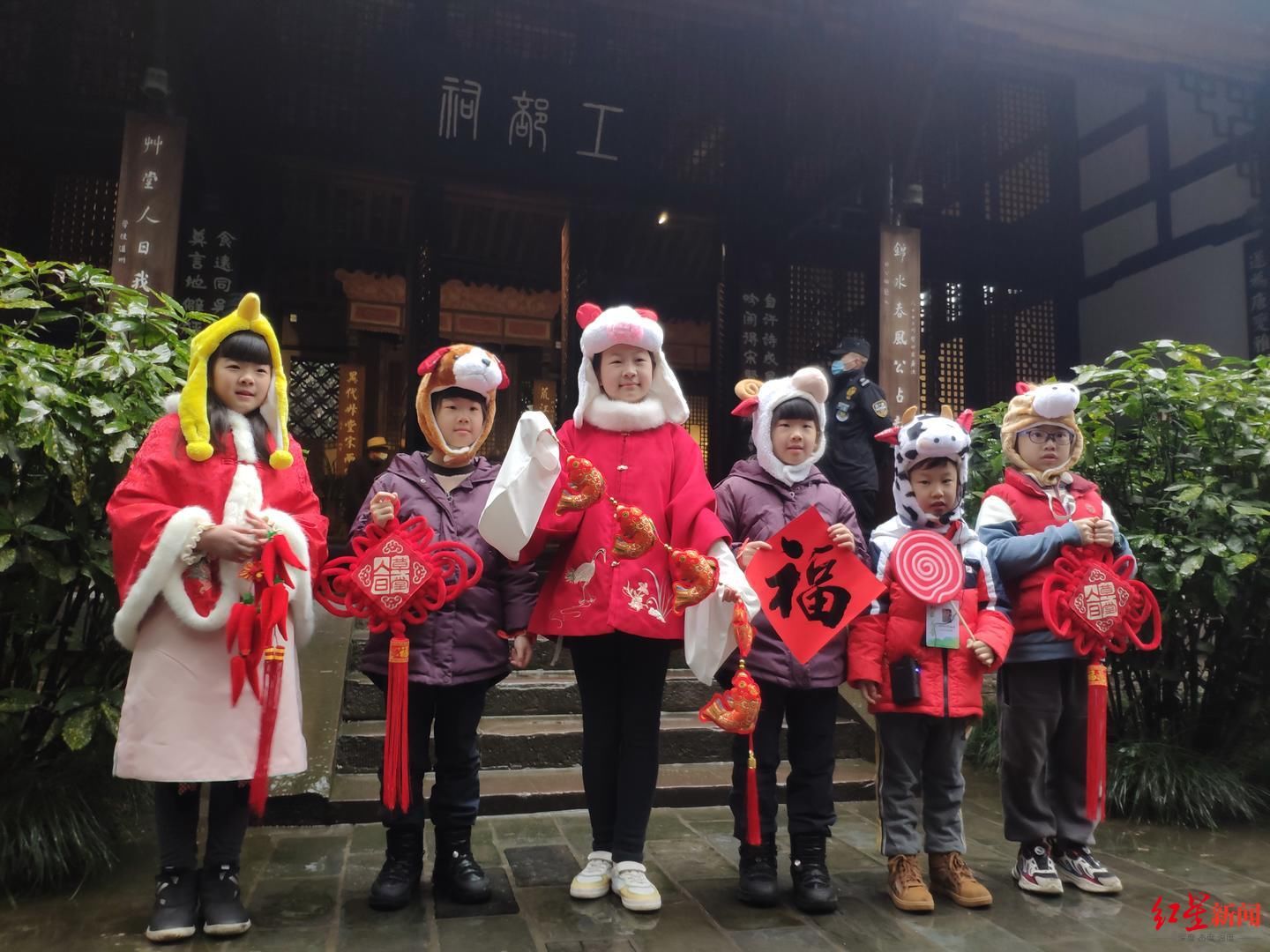 红星新闻记者|人日游草堂：游客在细细春雨中祭拜杜甫