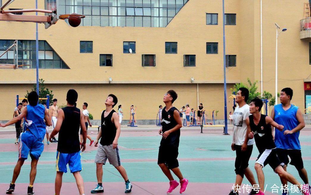 攀比|中学生之间有了攀比新方式:穿着统一的校服,脚上却踩着名牌鞋子