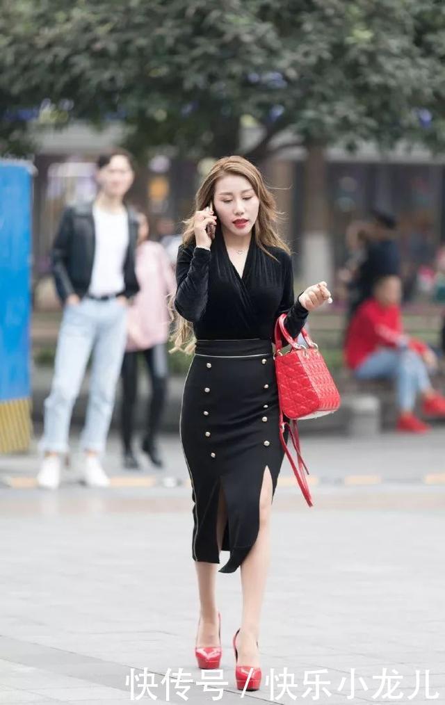 街拍美女短裙搭配一双高跟鞋,露出迷人的大长腿,会更有淑女的气息
