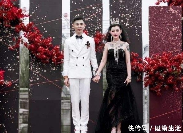 还记得爆红的“黑婚纱新娘”吗？素颜亮相商场，美到认不出来