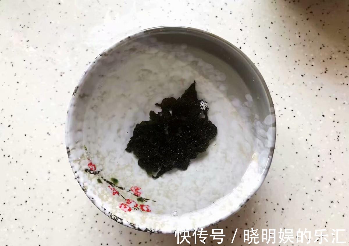枸杞|鸡翅和裙带菜搭配，蒸一蒸，鲜香入味，全家老小都爱吃的一道菜