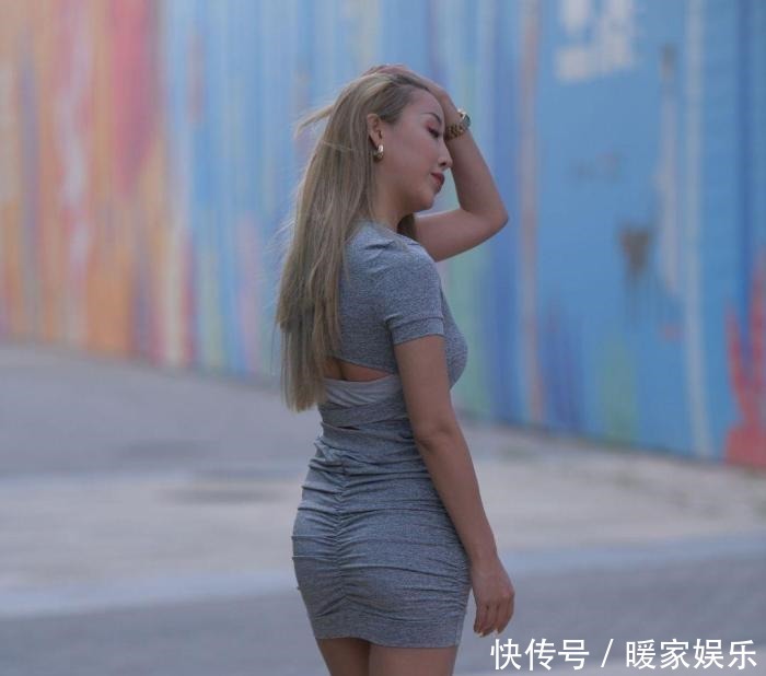 街拍美女灰色系贴身连衣包臀裙,款款大方,为美丽加分