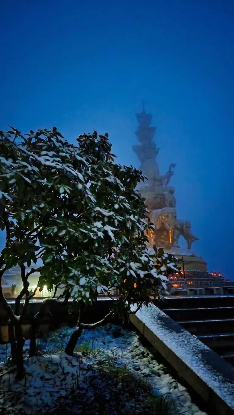 温泉节|下雪啦！峨眉山深秋初雪惊喜而至