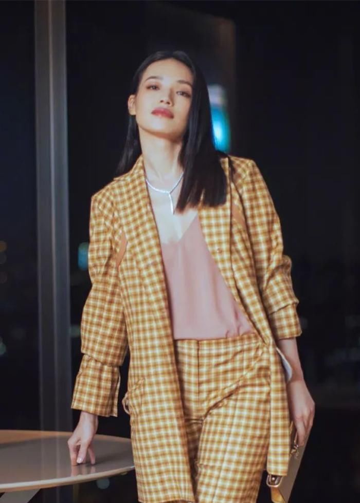 忘掉小黑裤！今年潮人更爱穿“西装+阔腿裤”，时髦显瘦还上档次