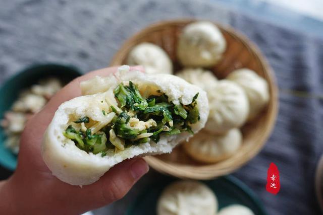 又白又松软的包子，馅料鲜嫩适口，配上小米南瓜粥，吃得美美哒