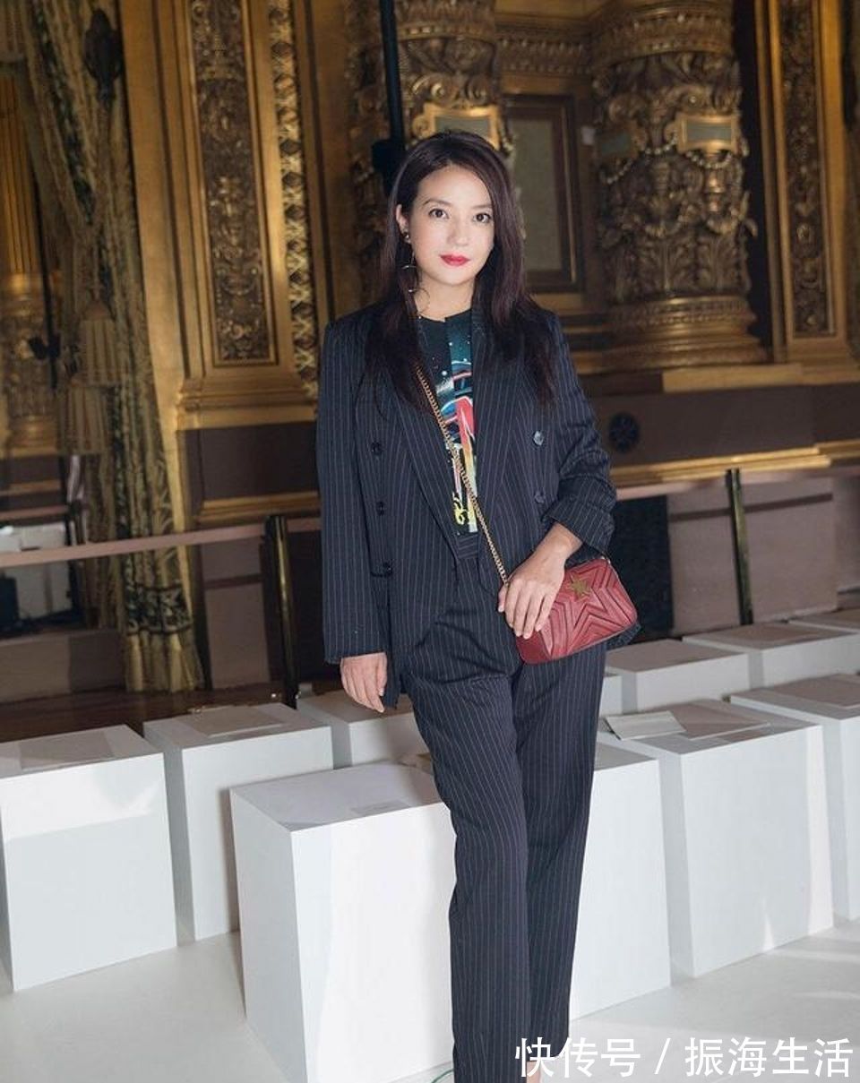 后腰处|街拍，美女灰色的T恤衫搭配蓝色牛仔裤，显高又显瘦
