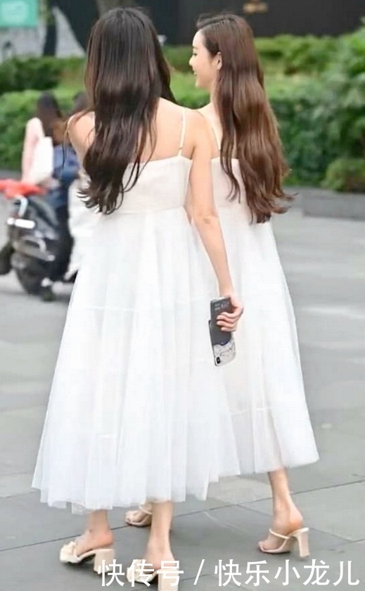 双胞胎姐妹穿同款裙子，打造纤细腰线，妩媚中带点小性感！