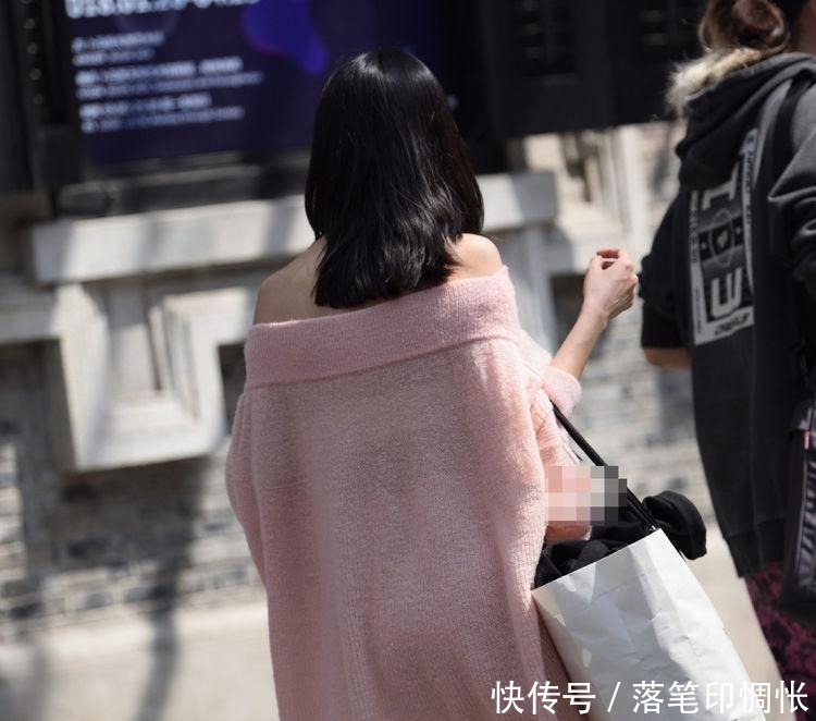 街拍 粉色抹胸毛衣让美女成了镜头的焦点!