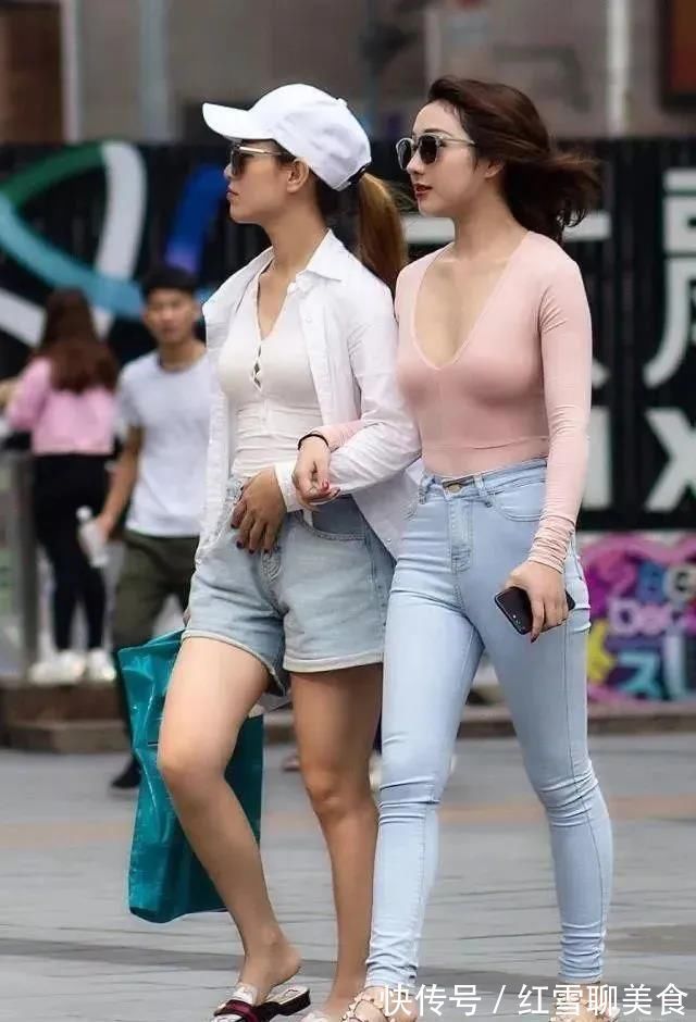 打扮 穿搭时尚的两位闺蜜,哪一位的打扮更让你“心动”