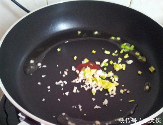 简单|家常豆腐这样简单下锅,味道鲜嫩爽滑,搭配川味调料酱,超级下饭