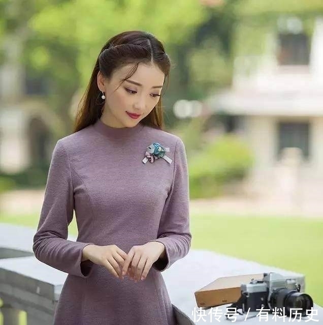 一条裸紫色的连衣裙,美女简直不要太性感!