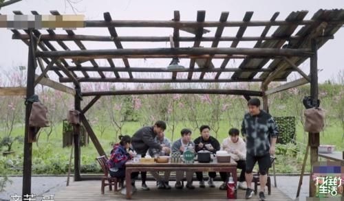 黃磊在大家吃飯時(shí)去洗澡,張藝興隨后做法太暖了,難怪師父疼他!