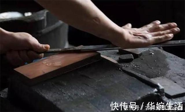 倚天剑|铸剑师郑国荣:第一把剑拍卖两万,第2把陨铁铸造,第3把赠金庸