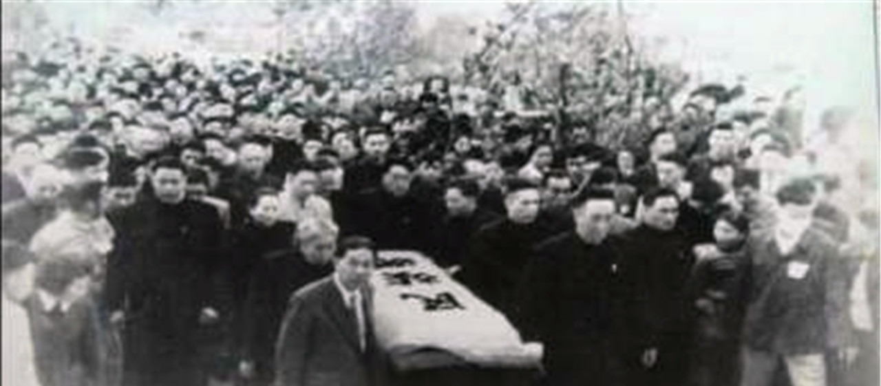 聂绀弩#鲁迅出殡现场10公里数万人为其送行,抬棺16人各个声名显赫!