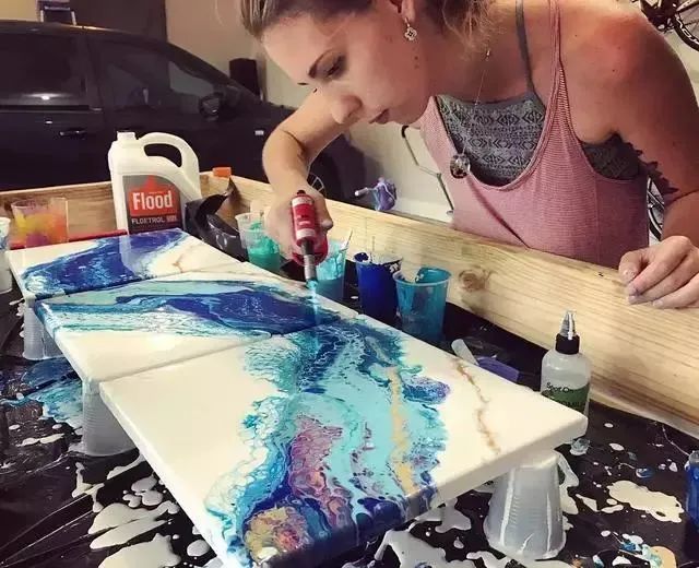 夏威夷$从没学过美术的她,用简单粗暴技法画画,让她成为了百万富豪