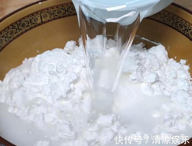 原来凉粉的做法这么简单,只要掌握好比例与做法,新手也能学会