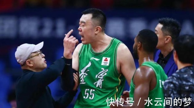 广厦队|CBA怎么了曾繁日垫脚,赵岩昊被打掉2颗牙,韩德君罕见发怒
