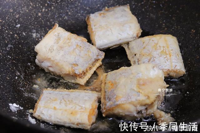 腥味|煎带鱼时,下锅前多做这一步很重要,煎出来不破皮,入味还没腥味