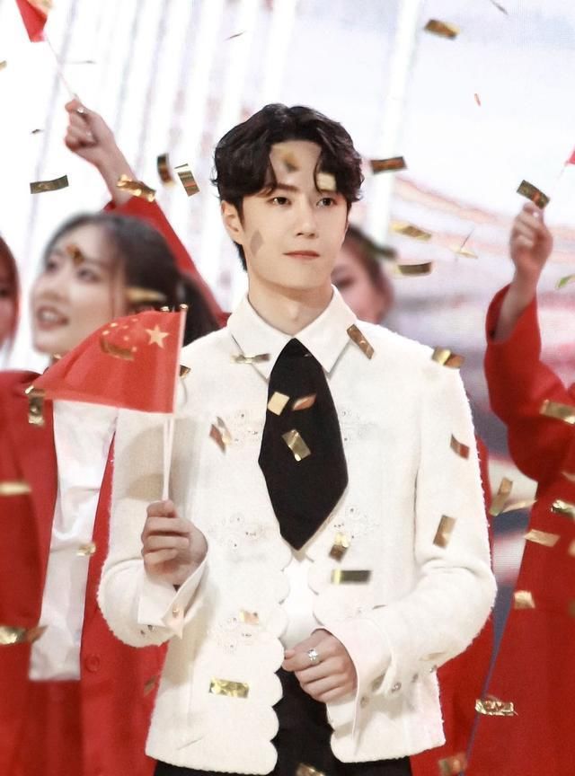  宠爱|同是乐华主持人，王一博冷漠脸被哥哥宠爱，他艺能满分却“镶边”