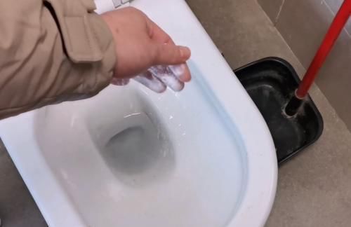 赶紧撒一点它冲一冲马桶，黄渍、尿渍立马消失，赶紧告诉家里人