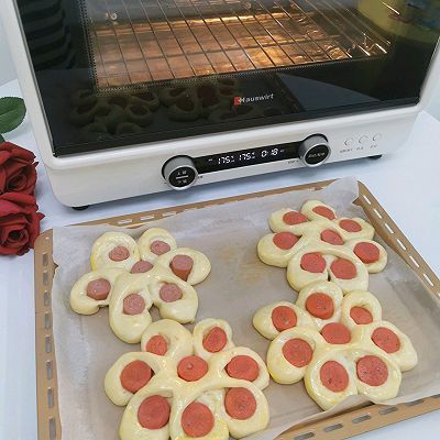 可可爱爱花朵肠仔包