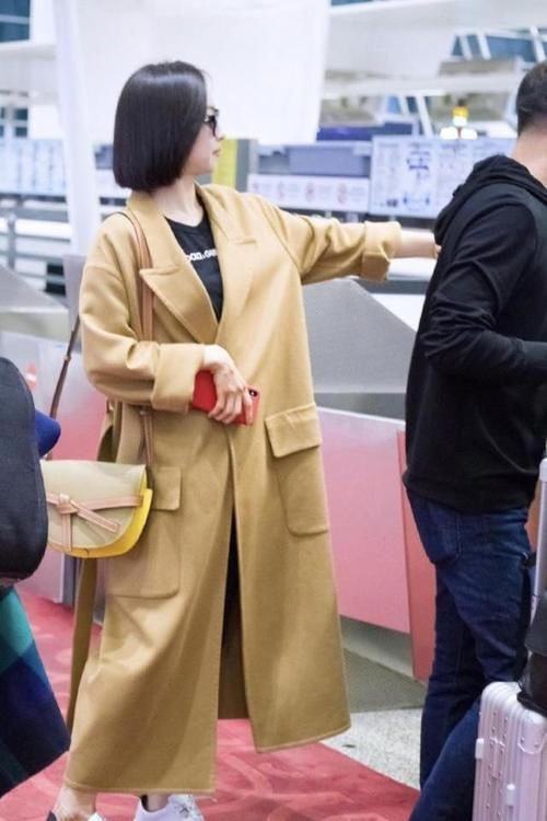 百搭|明星穿驼色大衣走机场,内搭黑色T恤,发型时尚美到爆炸