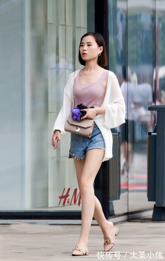 街拍|美女街拍:短发小姐姐的穿搭技巧,针织衫搭配牛仔短裤,轻松打造休闲风