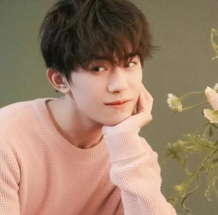 岳云鹏发出工作请求，喊话综艺节目之后，P童年照暗藏玄机