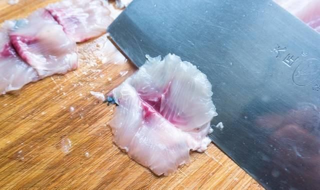 做酸菜鱼时，有人用淀粉，有人用蛋液大厨教你正确做法，太香了