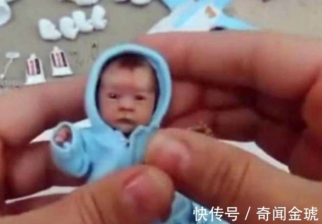 衣服|婴儿竟和拇指一般大小!男子为其穿衣服,父母抱孩子纷纷逗留围观