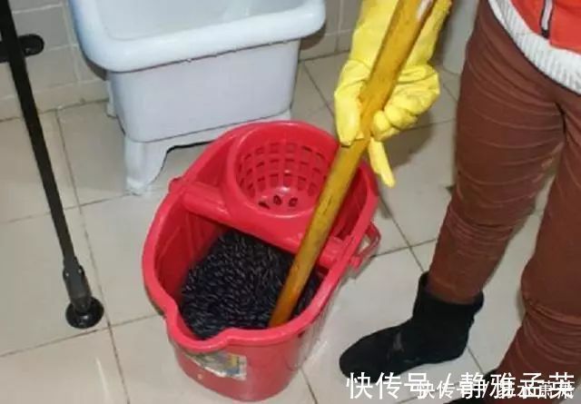 拖完地后总有“水渍”？老保姆：在水里加个“料”，干净又明亮！