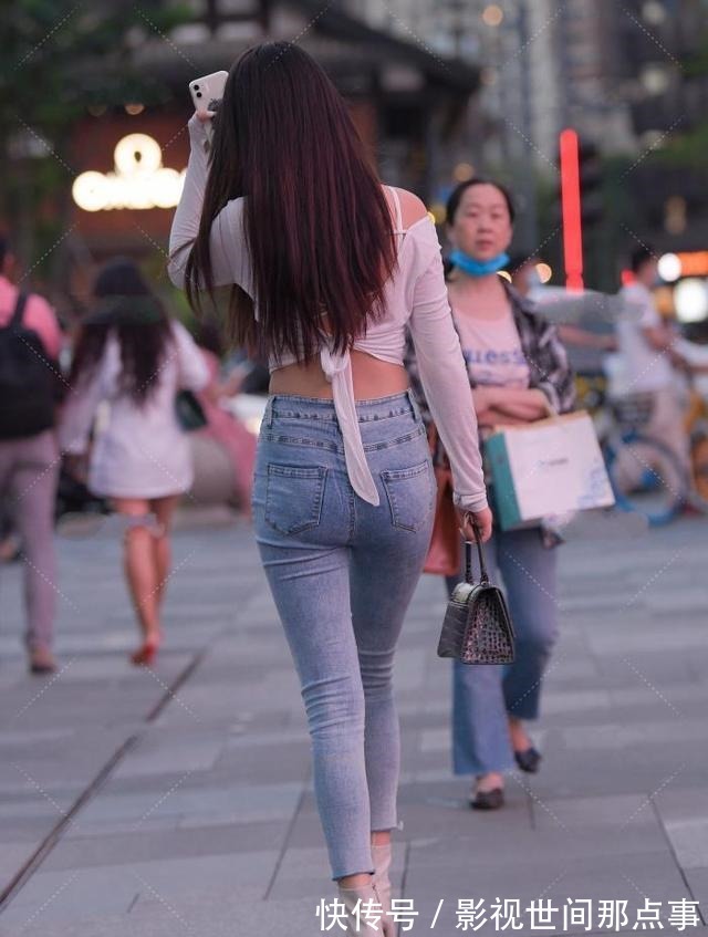 穿搭 初秋最唯美的穿搭,半透明露单肩小衫配紧身牛仔裤,美出了女神范!