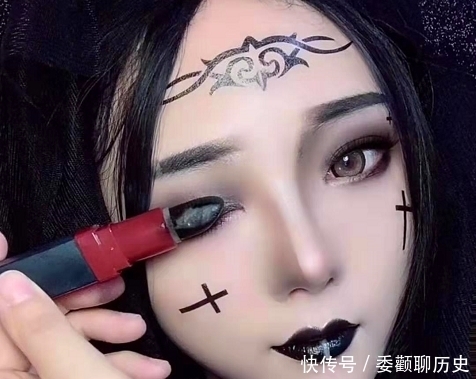 艺术生用“黑色口红”画全脸,开始:一看就会,成品:一学就废!