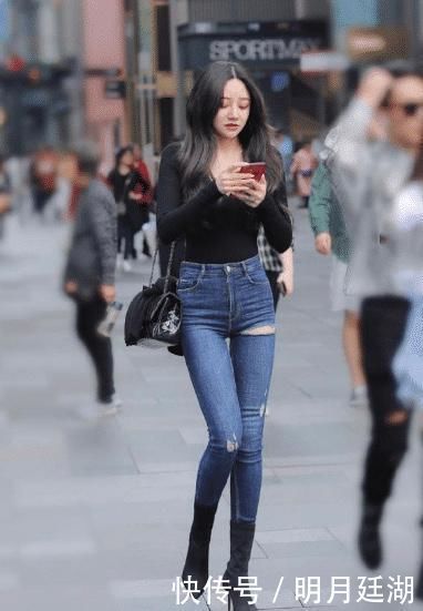 黑色上衣搭配破洞牛仔裤,展现出时髦靓丽的气质