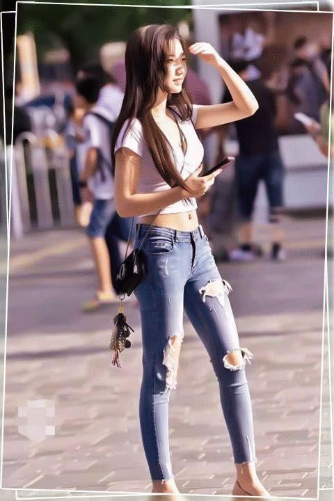 性感|牛仔裤舒适又好看，彰显出女性的时尚韵味，展示出性感身段