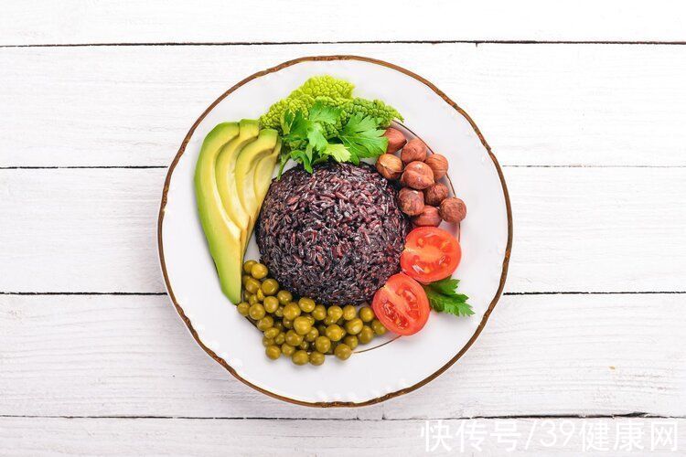 毛囊|年纪轻轻就脱发?5大恶习是脱发的“催化剂”,医生分享治疗方案