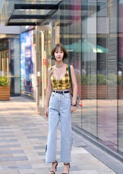 牛仔裤可以选择一双高跟鞋来衬托,也是很美的