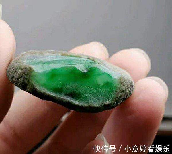 翡翠|小哥花800买了一块不起眼的翡翠小料子,一刀下去后商家哭了