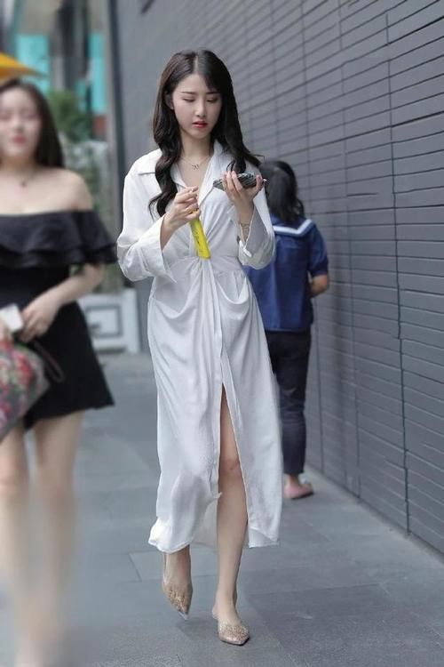 卷发美女穿白色衬衣裙，清新脱俗，优雅大方美出新高度